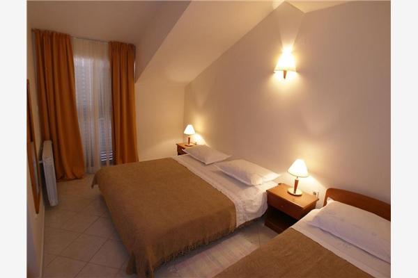 Room S4, for 3 persons