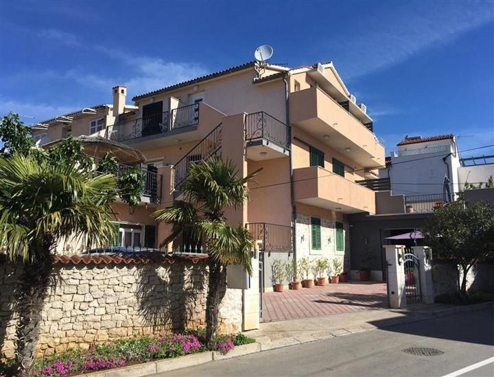 Apartments and Rooms Petar