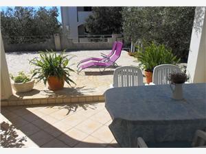 Apartamenty Bari Mandre - wyspa Pag, Powierzchnia 40,00 m2, Odległość do morze mierzona drogą powietrzną wynosi 140 m, Odległość od centrum miasta, przez powietrze jest mierzona 200 m