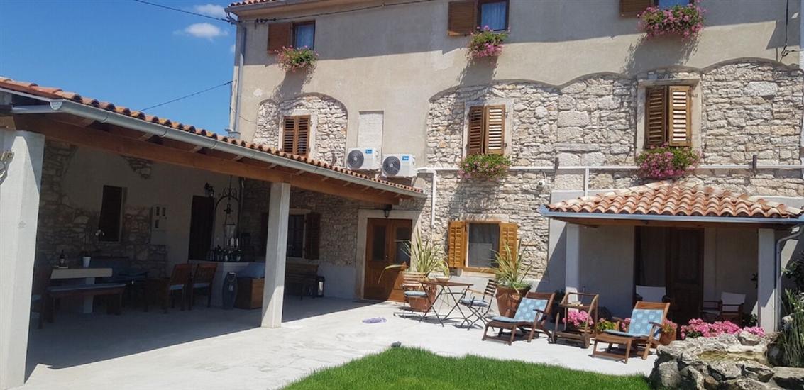 Apartments and Room Perstel