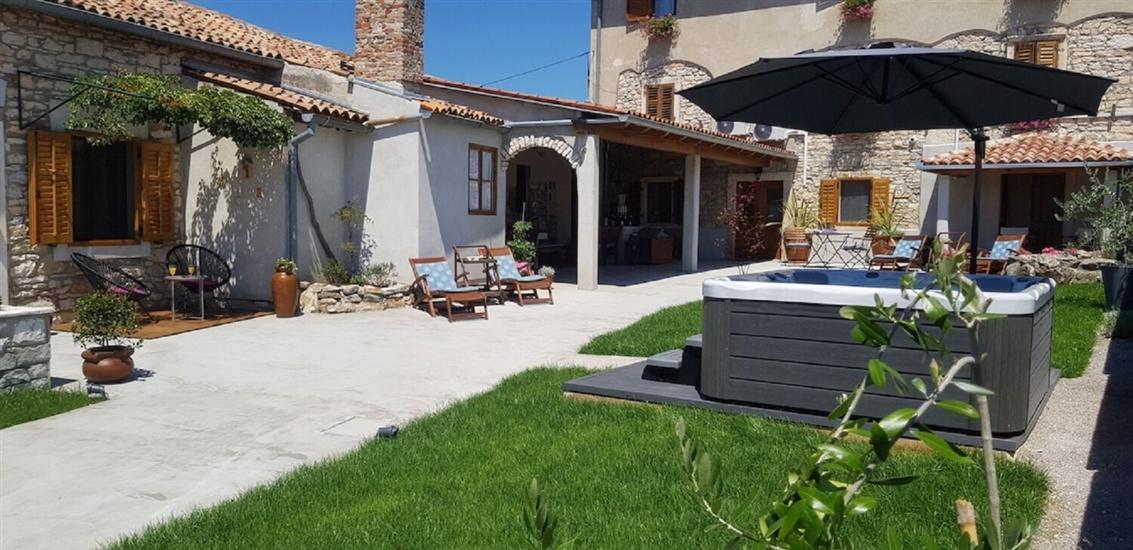 Apartments and Room Perstel