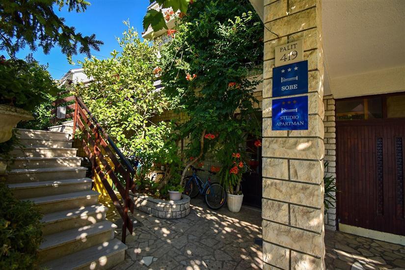 Apartments and Rooms Frane