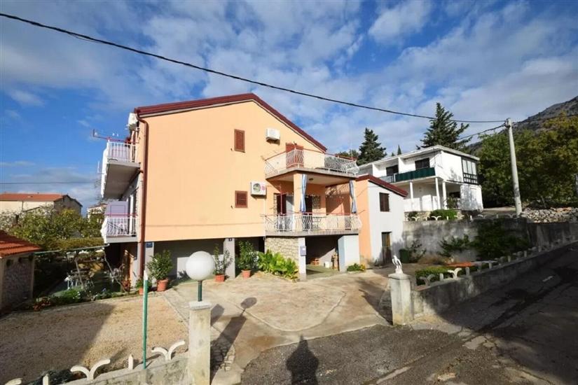 Apartments and Rooms Mirja