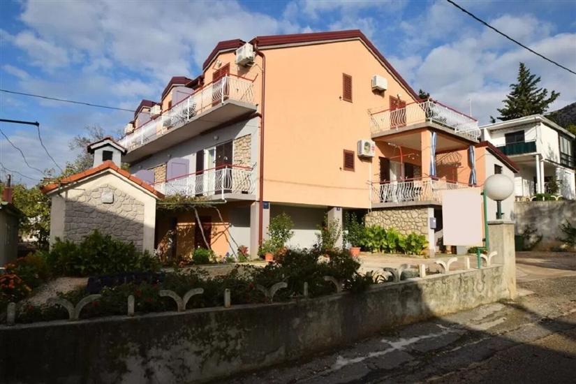 Apartments and Rooms Mirja