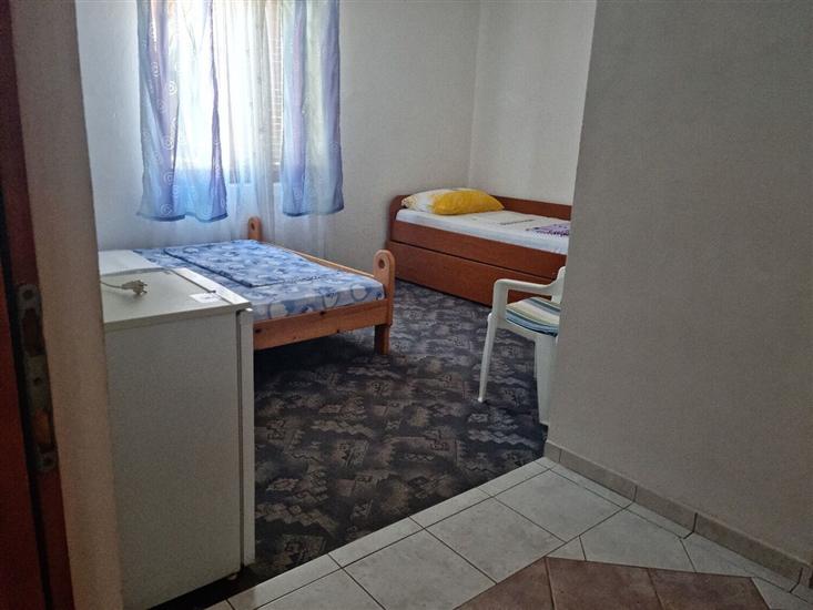 Room S3, for 3 persons