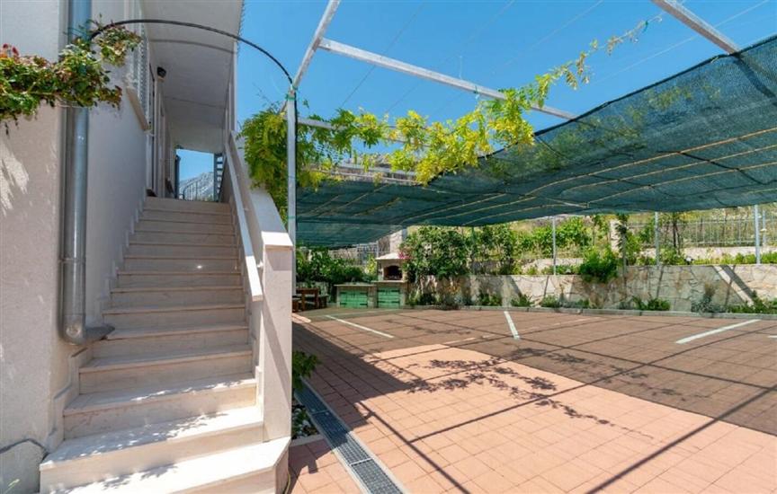 Apartments Vida with garden: