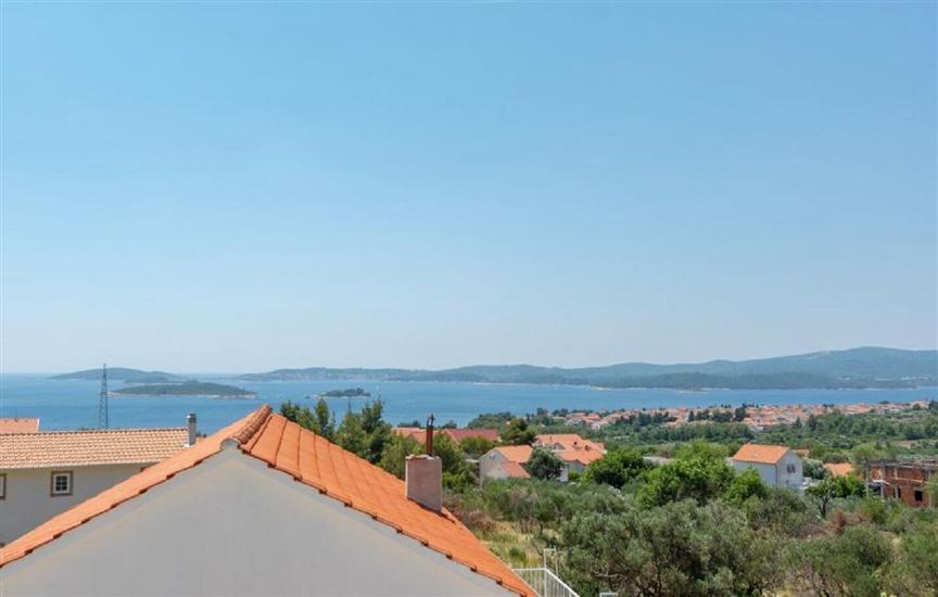 Apartments Vida with garden: