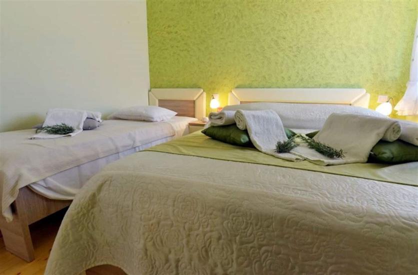 Room S3, for 3 persons