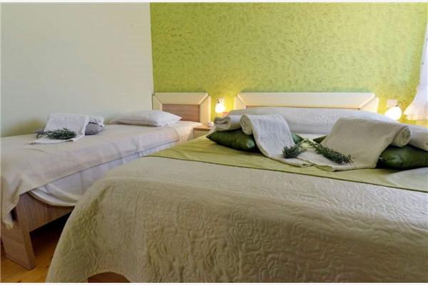 Room S3, for 3 persons