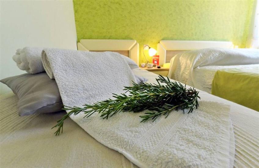 Room S3, for 3 persons