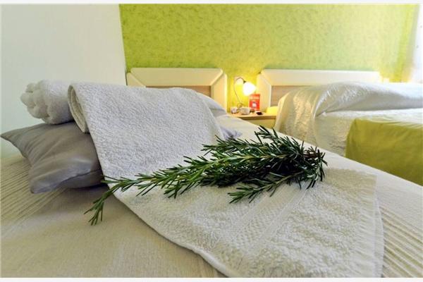 Room S3, for 3 persons