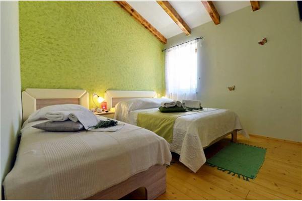 Room S3, for 3 persons