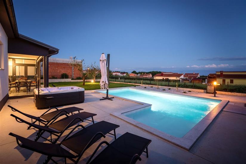 Villa Jasminka s bazenom i  whirlpool-om