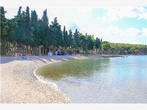 Apartment Middle Dalmatian islands,BookSaniFrom 114 €