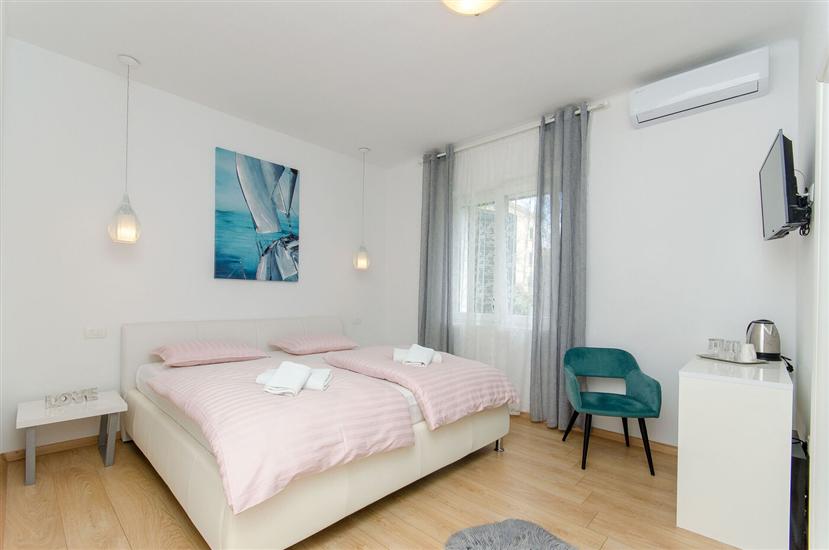 Room S1, for 2 persons