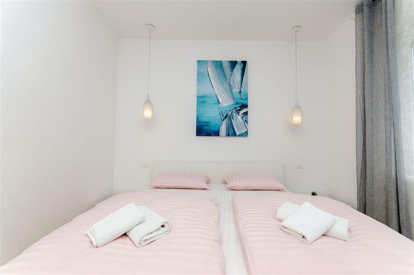 Room S1, for 2 persons