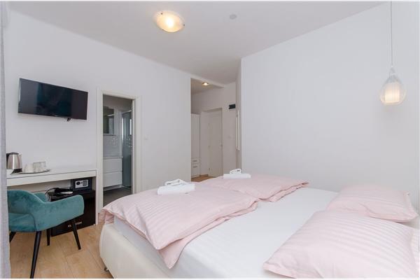 Room S1, for 2 persons