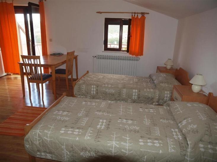 Room S2, for 3 persons