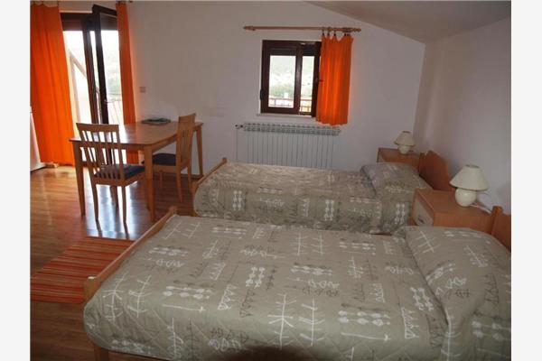 Room S2, for 3 persons