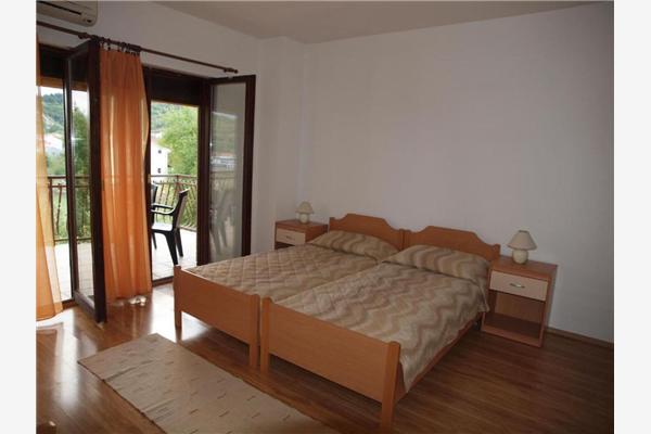 Room S1, for 3 persons