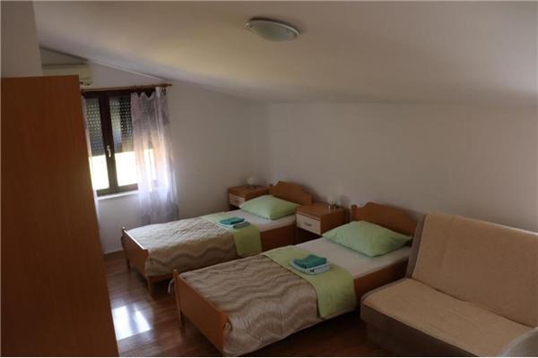 Room S4, for 3 persons