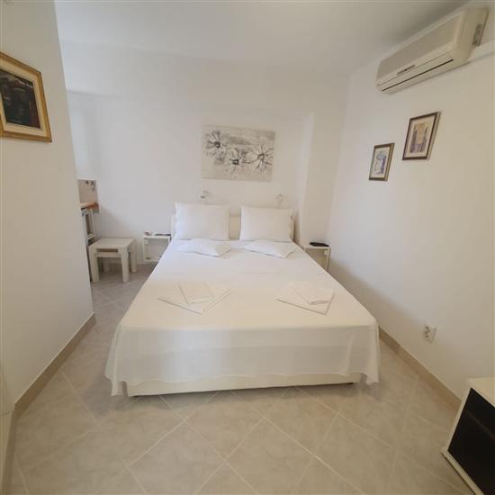 Room S1, for 2 persons