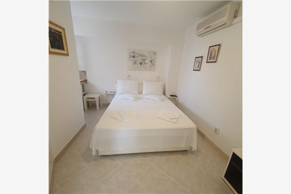 Room S1, for 2 persons