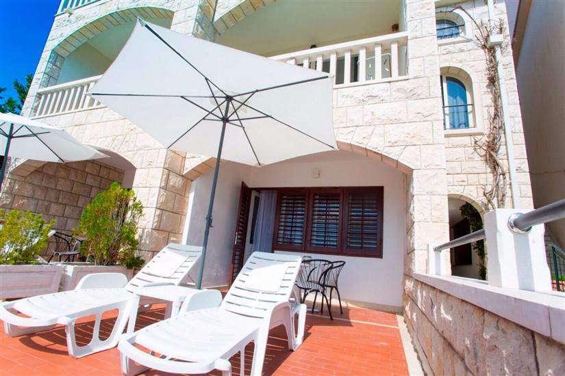 Room S3, for 3 persons