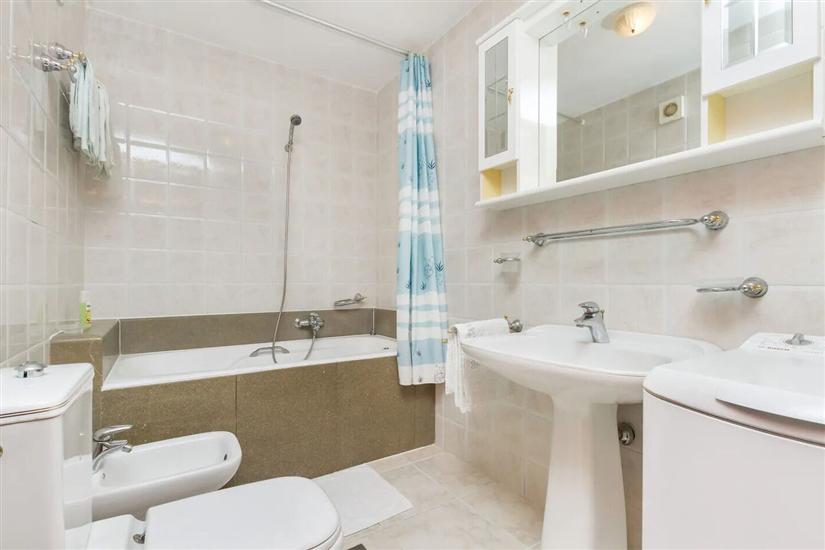 House K1, for 17 persons