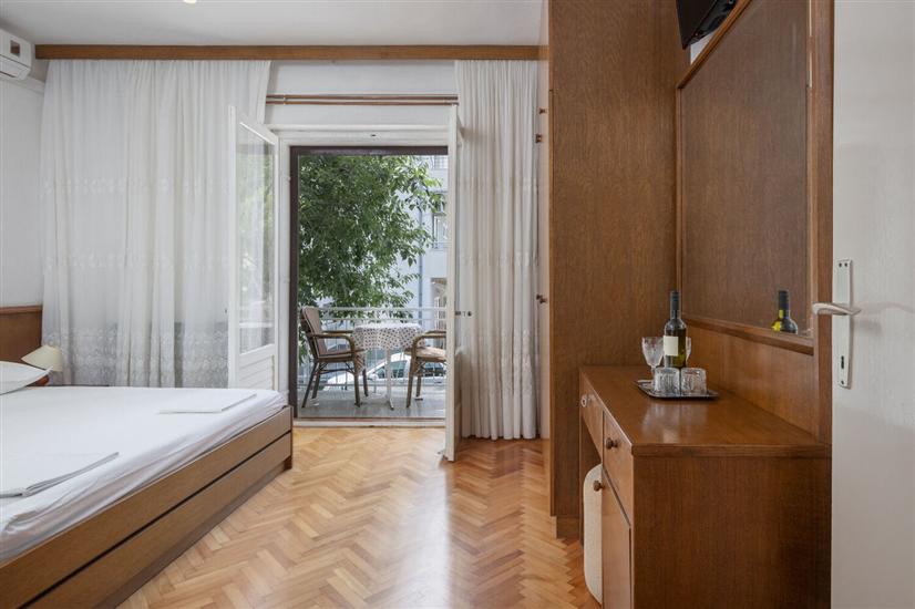 Room S1, for 2 persons