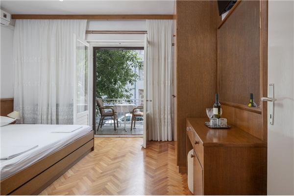 Room S1, for 2 persons