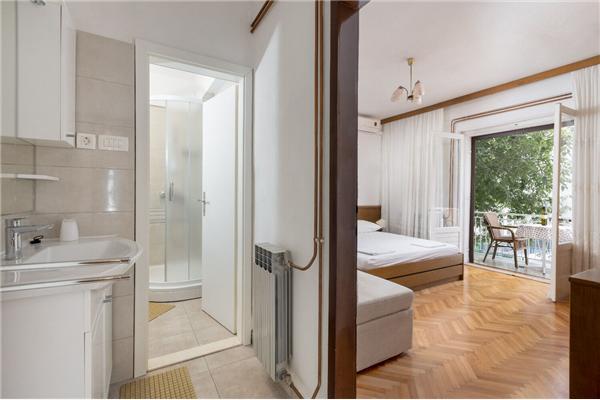 Room S1, for 2 persons