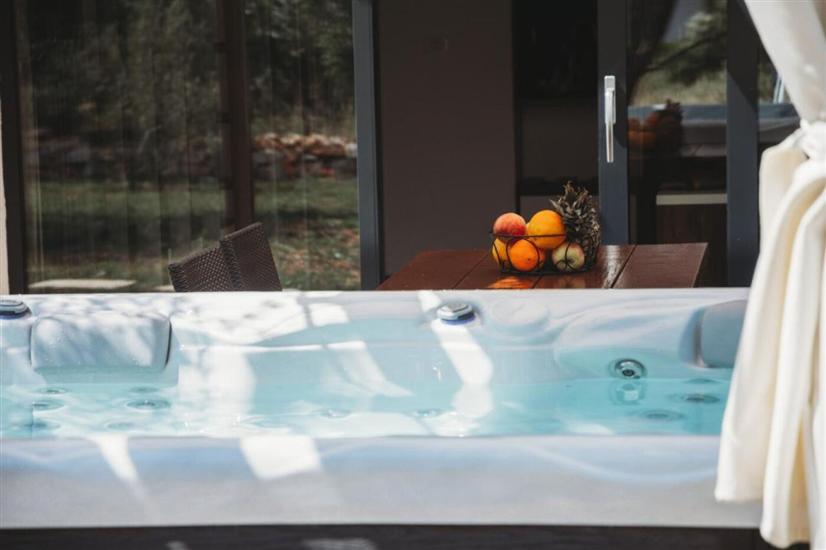 House Stone house with jacuzzi