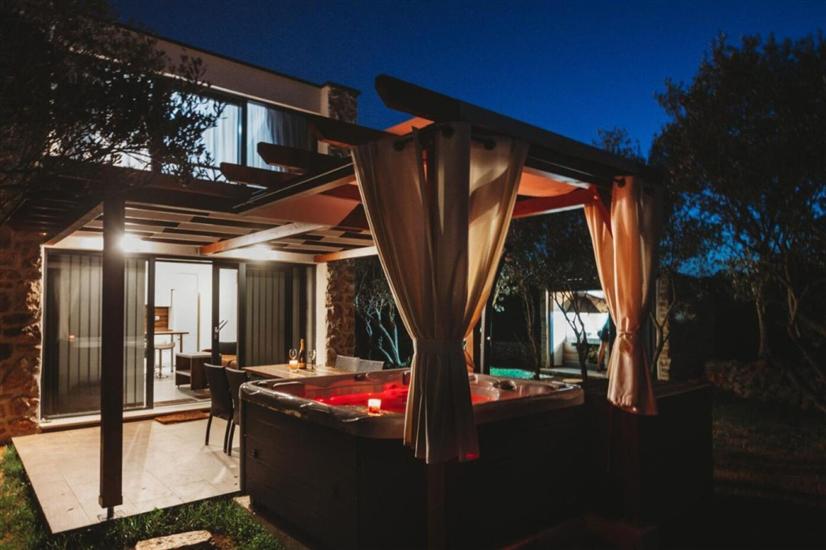 House Stone house with jacuzzi