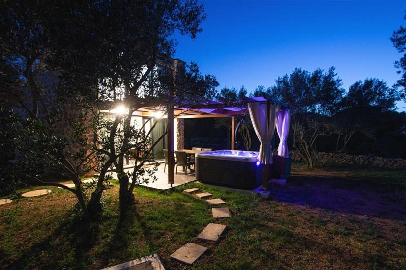 House Stone house with jacuzzi
