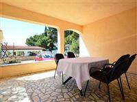 Hiša K1, na 13 osebe