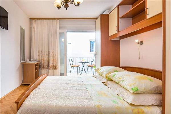 Room S4, for 3 persons