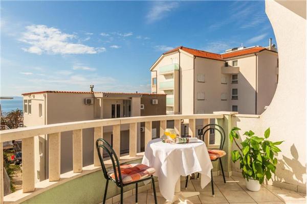 Room S2, for 3 persons