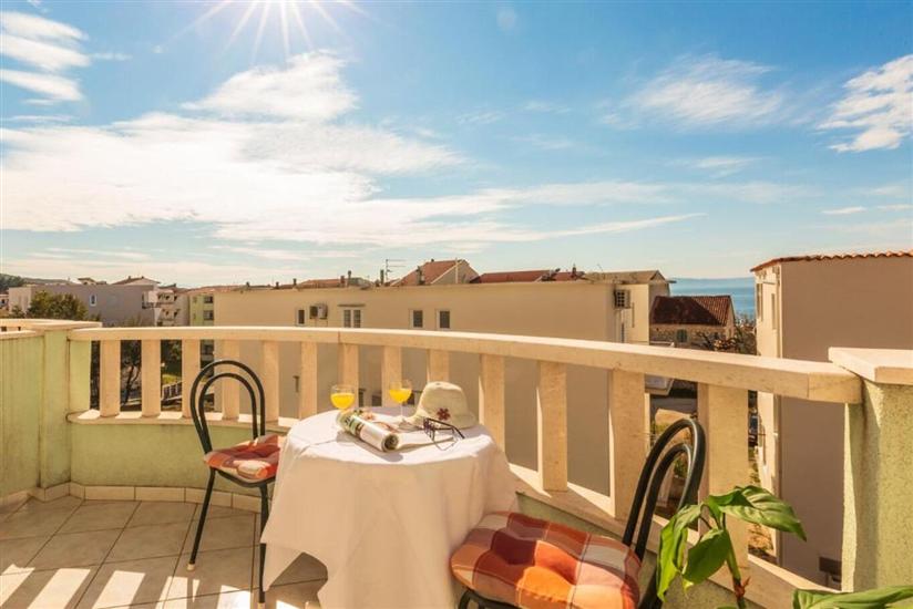 Room S2, for 3 persons