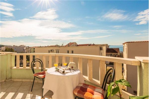 Room S2, for 3 persons