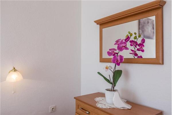 Room S2, for 3 persons