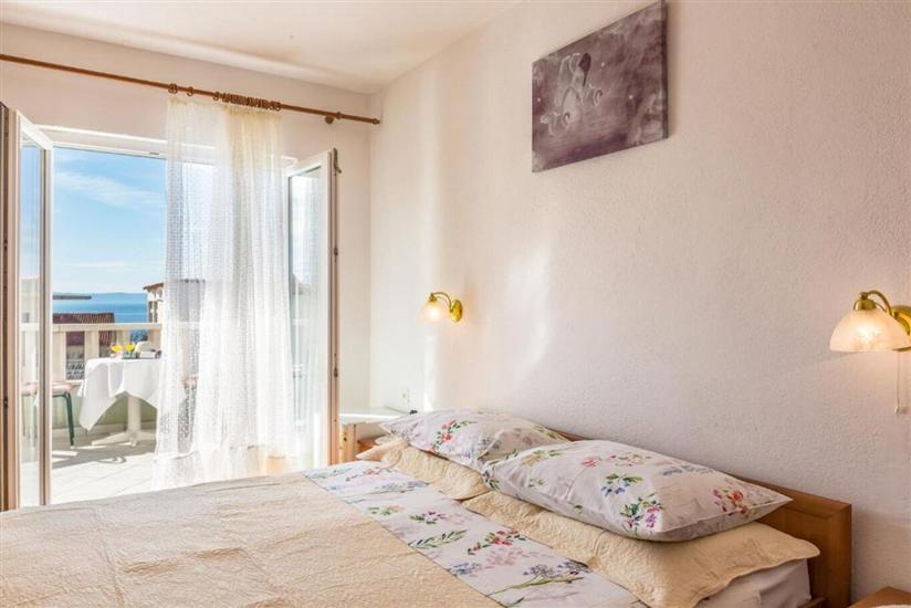 Room S2, for 3 persons