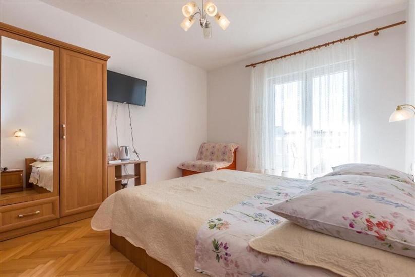 Room S2, for 3 persons