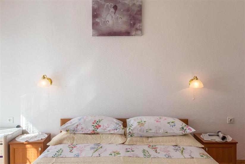 Room S2, for 3 persons