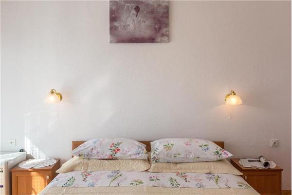 Room S2, for 3 persons