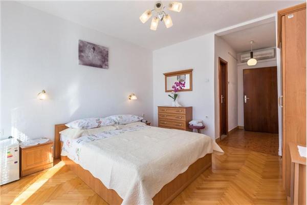 Room S2, for 3 persons