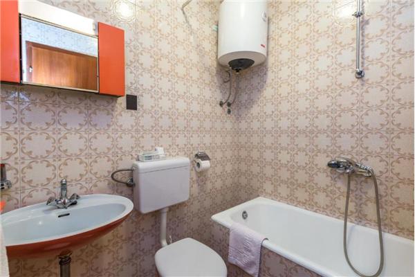 Room S2, for 3 persons