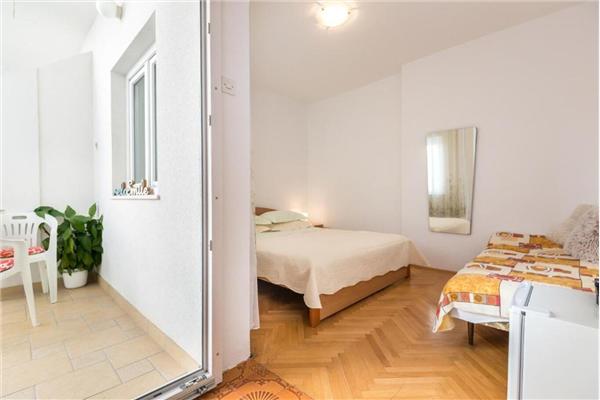 Room S3, for 3 persons