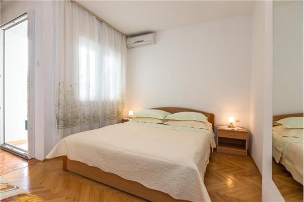 Room S3, for 3 persons