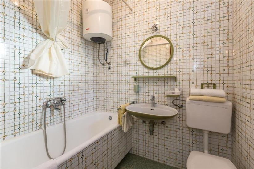 Room S3, for 3 persons